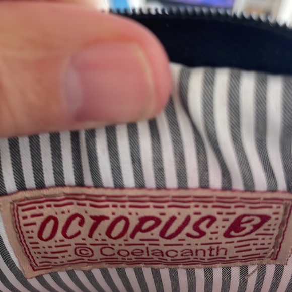 Small padded bag for makeup, glasses or whatever you need to contain. Never used - Picture 2 of 4